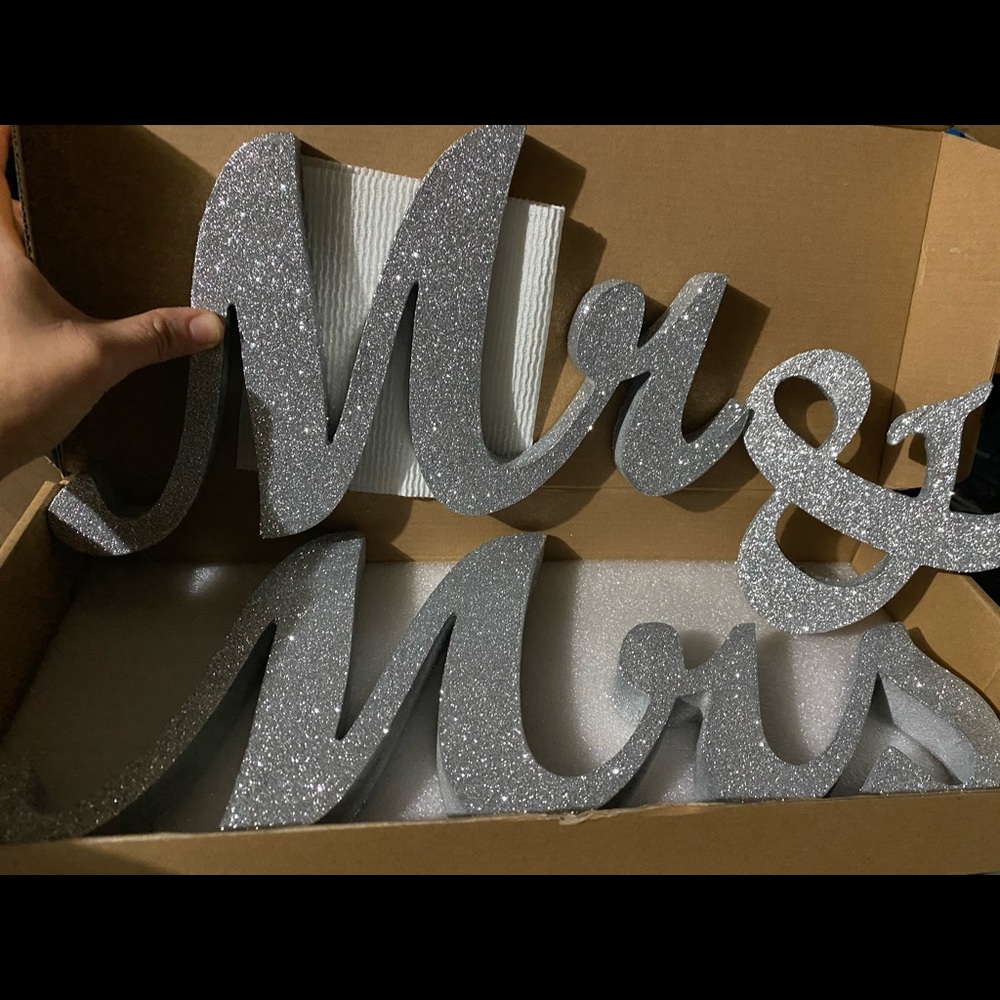 Mr & Mrs sign